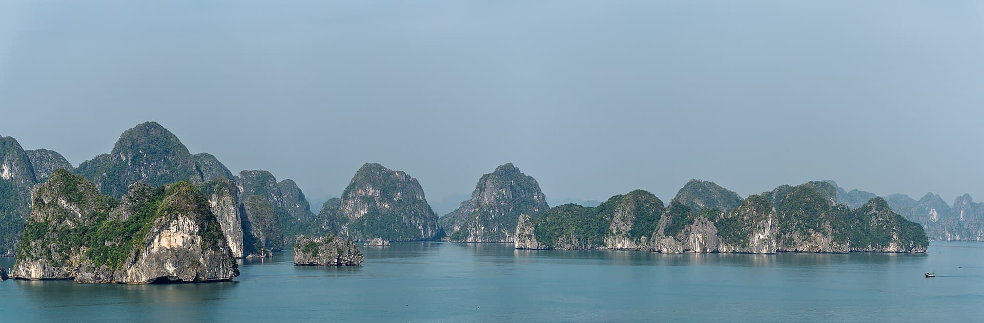 Toàn cảnh vịnh Hạ Long